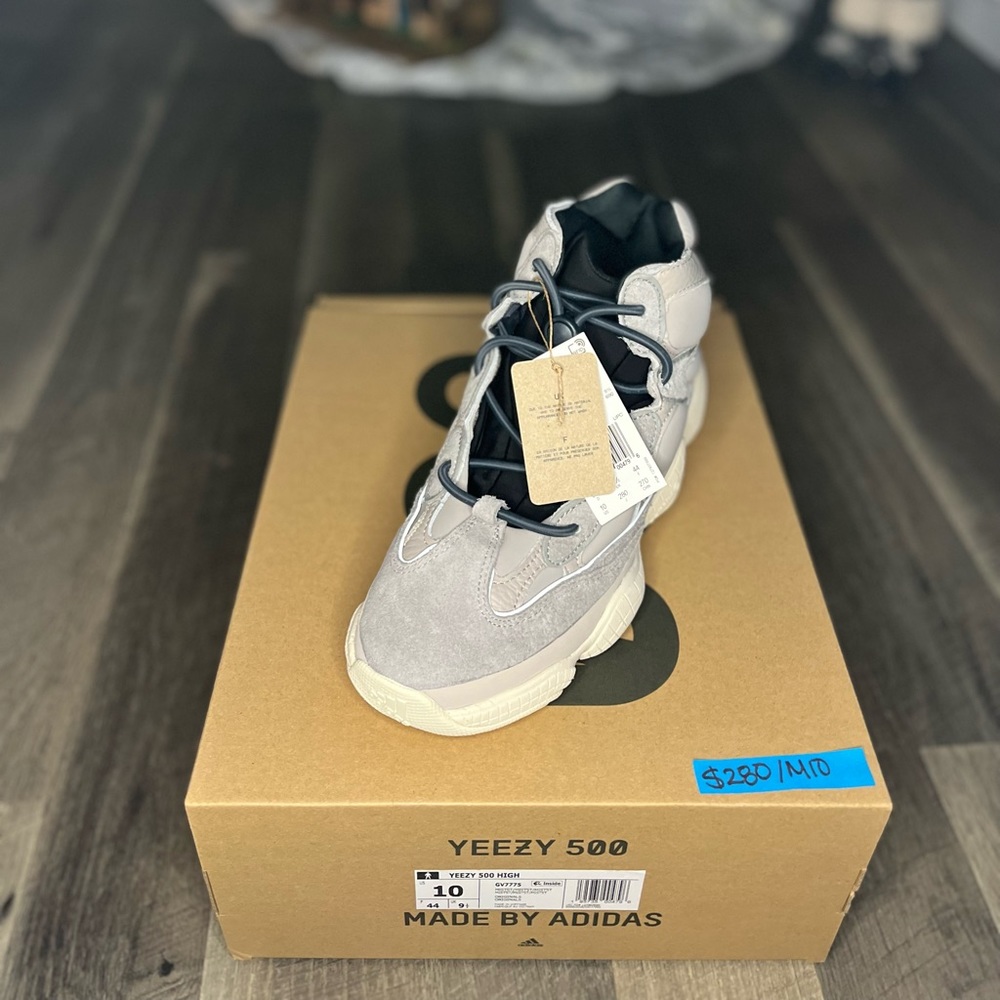 Yeezy 500 Men size 10 (Women size 11.5)